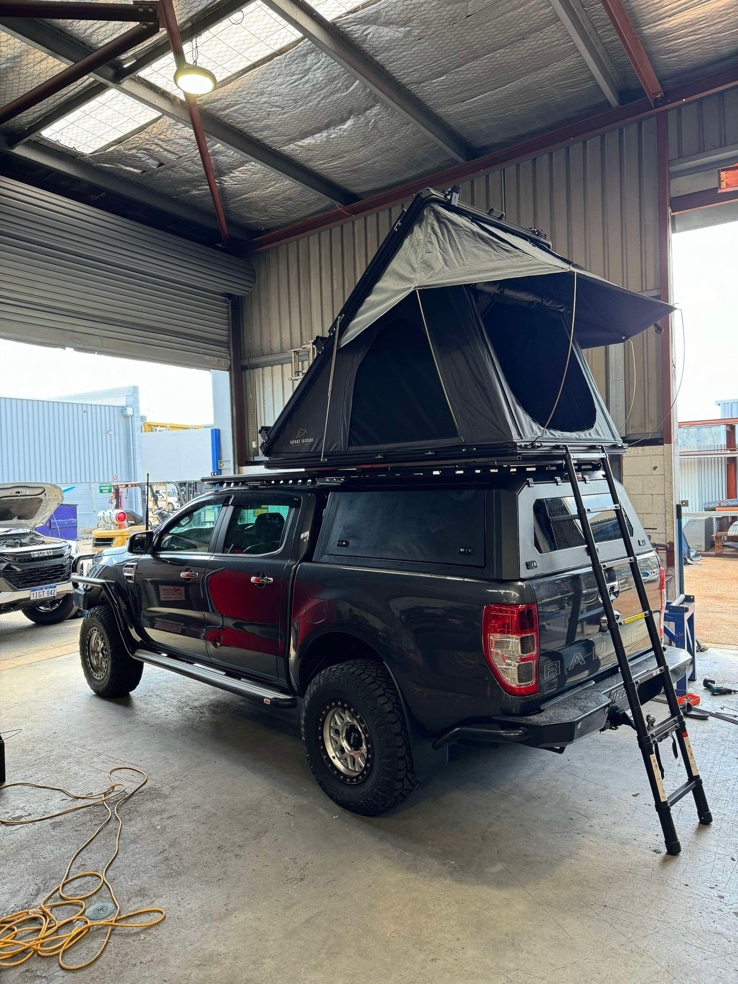 SAFARI SEEKERS ROOF TOP TENT: 'EXPEDITION SERIES V2'