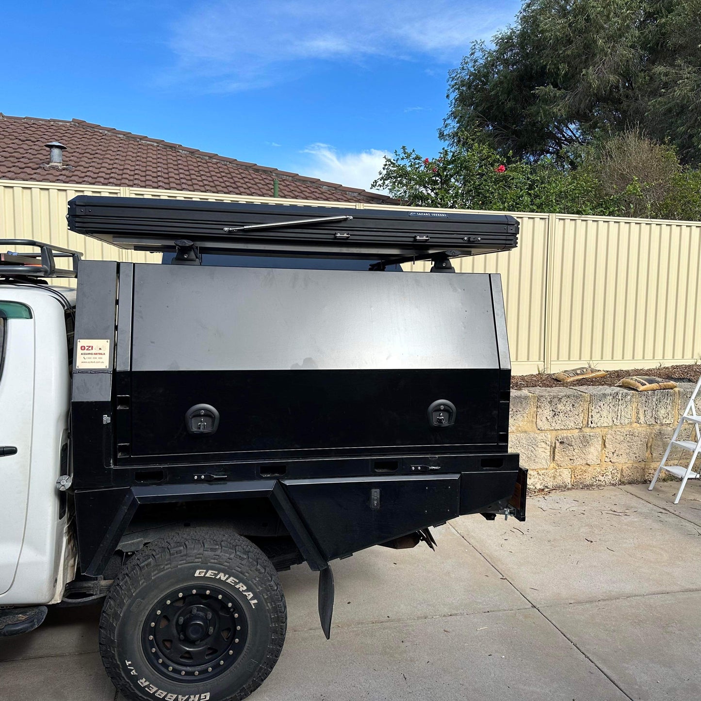 SAFARI SEEKERS ROOF TOP TENT: 'EXPEDITION SERIES V2'